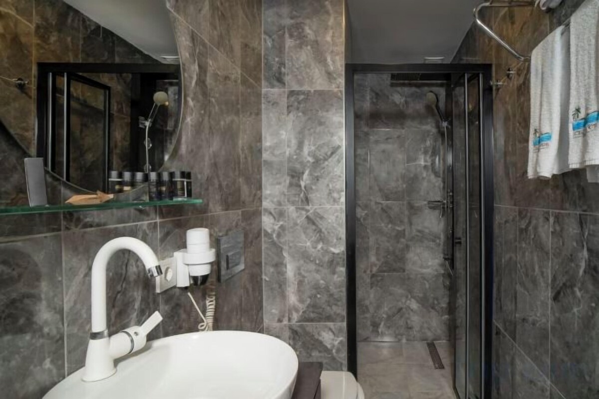 Kostenlose Toilettenartikel, Haartrockner, Bademäntel, Hausschuhe