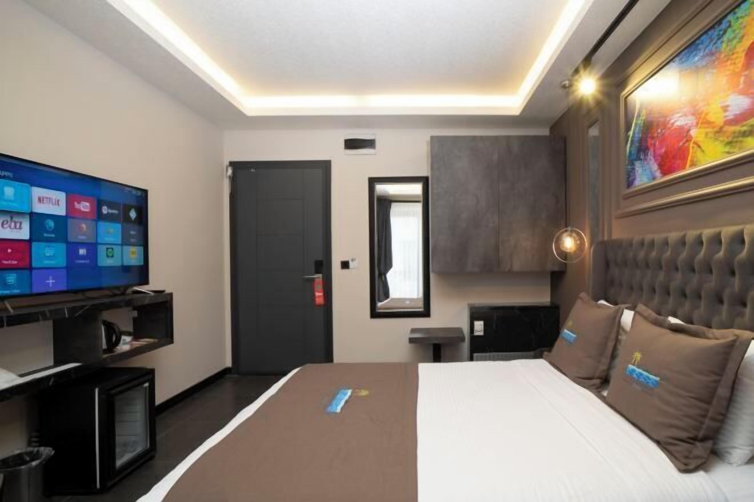 Luxe beddengoed, een minibar, een kluis op de kamer, een bureau