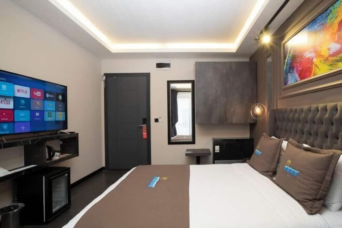 Roupas de cama premium, frigobar, cofres nos quartos, escrivaninha