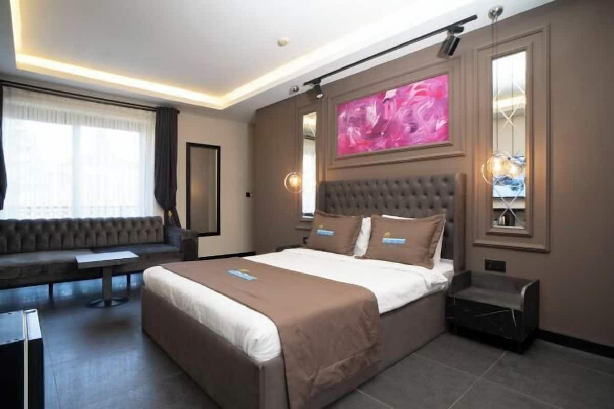 Roupas de cama premium, frigobar, cofres nos quartos, escrivaninha