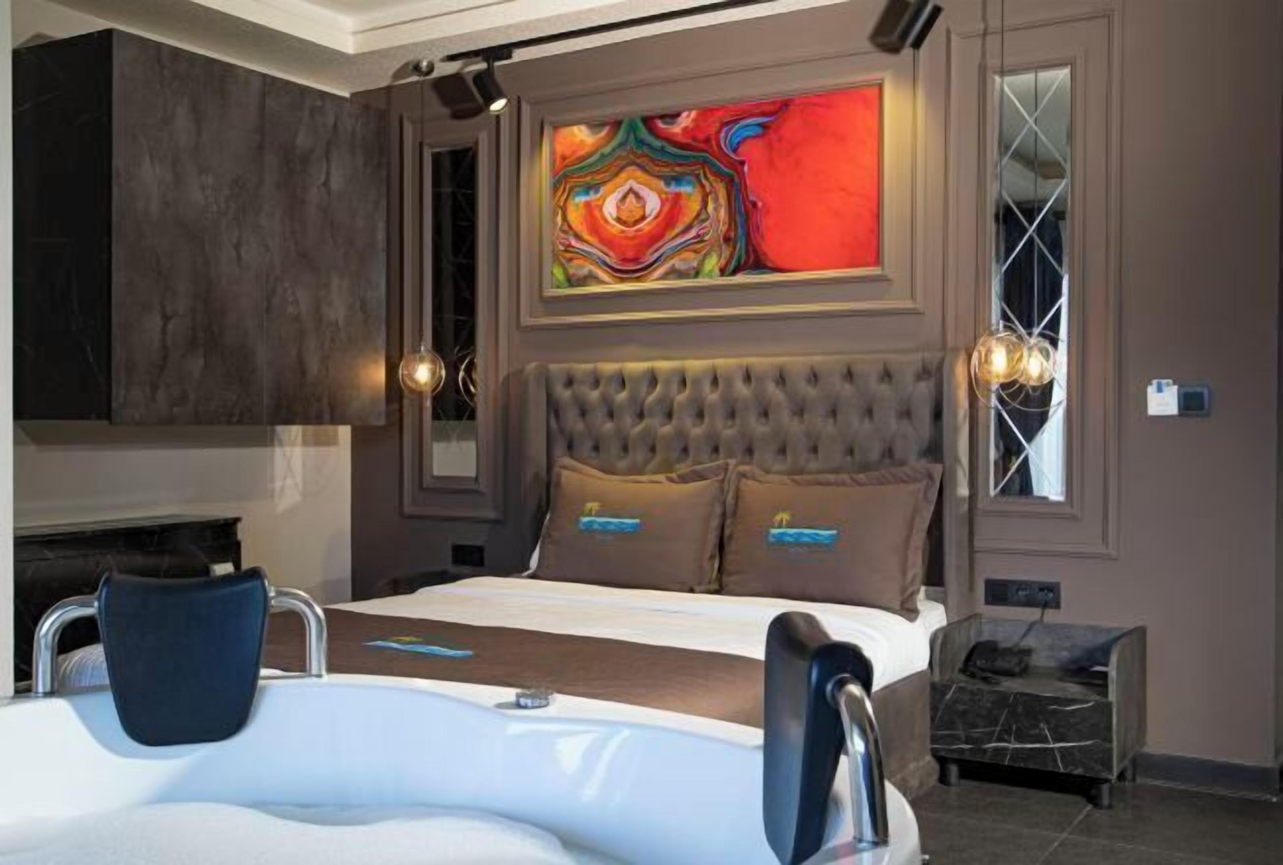 Luxe beddengoed, een minibar, een kluis op de kamer, een bureau