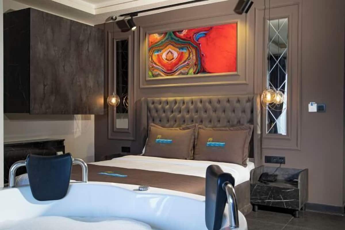 Roupas de cama premium, frigobar, cofres nos quartos, escrivaninha