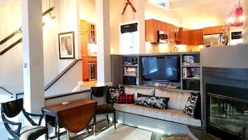 Tv, eldstad och böcker