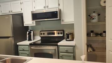 Geladeira, micro-ondas, fogão, cooktop