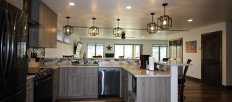 Stunning San Juan Mountain Views!!! Walking to Downtown Ridgway!!! Lower Level