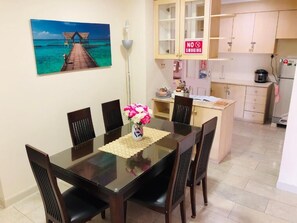 تناول الطعام داخل الغرفة