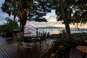 تناول الطعام بالخارج