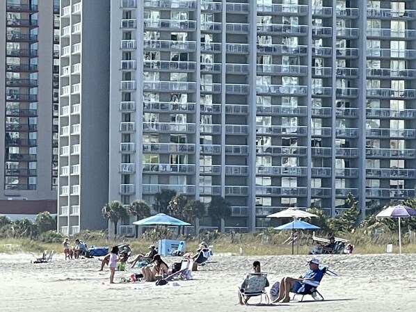Sur la plage, chaise longue