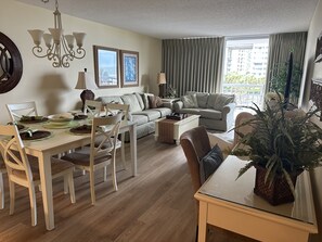 TV connectée, lecteur de DVD, livres