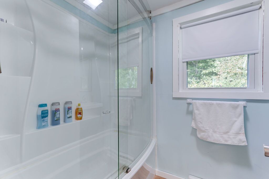 Bañera con ducha, secador de pelo, toallas, jabón