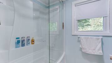 Bañera con ducha, secador de pelo, toallas, jabón