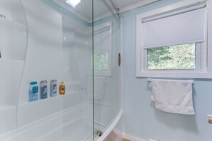 Combined shower/tub, hair dryer, towels, soap - Welcome home. Comfortable four bedroom , two bath house (Plymouth)