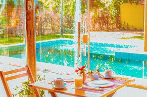 Café da manhã com buffet grátis todos os dias