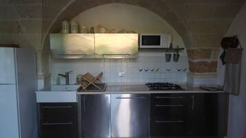 Refrigerador, microondas, parrilla de estufa y cafetera y tetera