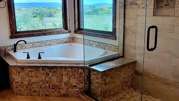Ensemble douche/baignoire, sĂšche-cheveux, serviettes fournies, savon