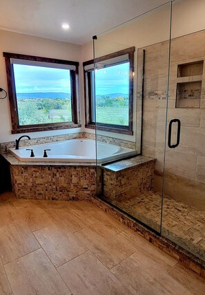 Een bad/douchecombinatie, een haardroger, handdoeken, zeep