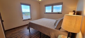 3 slaapkamers, een strijkplank/strijkijzer, gratis wifi, beddengoed