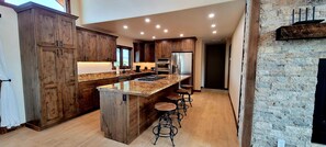 Een koelkast, een microgolfoven, een vaatwasser