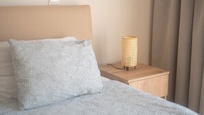 Apartemen Superior, 1 kamar tidur, pemandangan kolam renang | 1 kamar tidur, brankas, tirai kedap cahaya, dan setrika/meja setrika