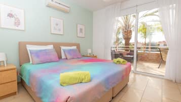 Apartemen Superior, 1 kamar tidur, pemandangan kolam renang | 1 kamar tidur, brankas, tirai kedap cahaya, dan setrika/meja setrika