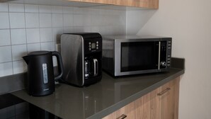 Apartemen Superior, 1 kamar tidur, pemandangan kolam renang | Dapur pribadi | Mesin pembuat kopi/teh, lemari es, microwave, dan oven