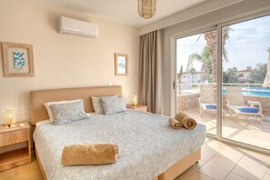 Lägenhet Superior - 1 sovrum - utsikt mot poolen | 1 sovrum, värdeförvaringsskåp på rummet och mörkläggningsgardiner