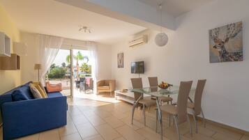 Apartemen Superior, 1 kamar tidur, pemandangan kolam renang | Area keluarga | Smart TV 43-inci dengan saluran TV satelit dan TV