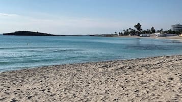 Pantai di sekitar, pasir putih, dan 3 bar pantai