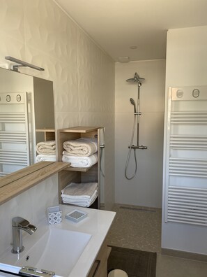 Dusche, Haartrockner, Handtücher, Toilettenpapier