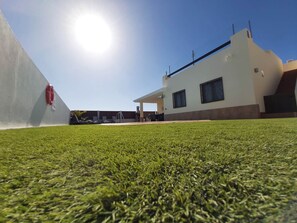 Property grounds - Villa Thais with private heated pool in Caleta de Fuste. (Antigua)