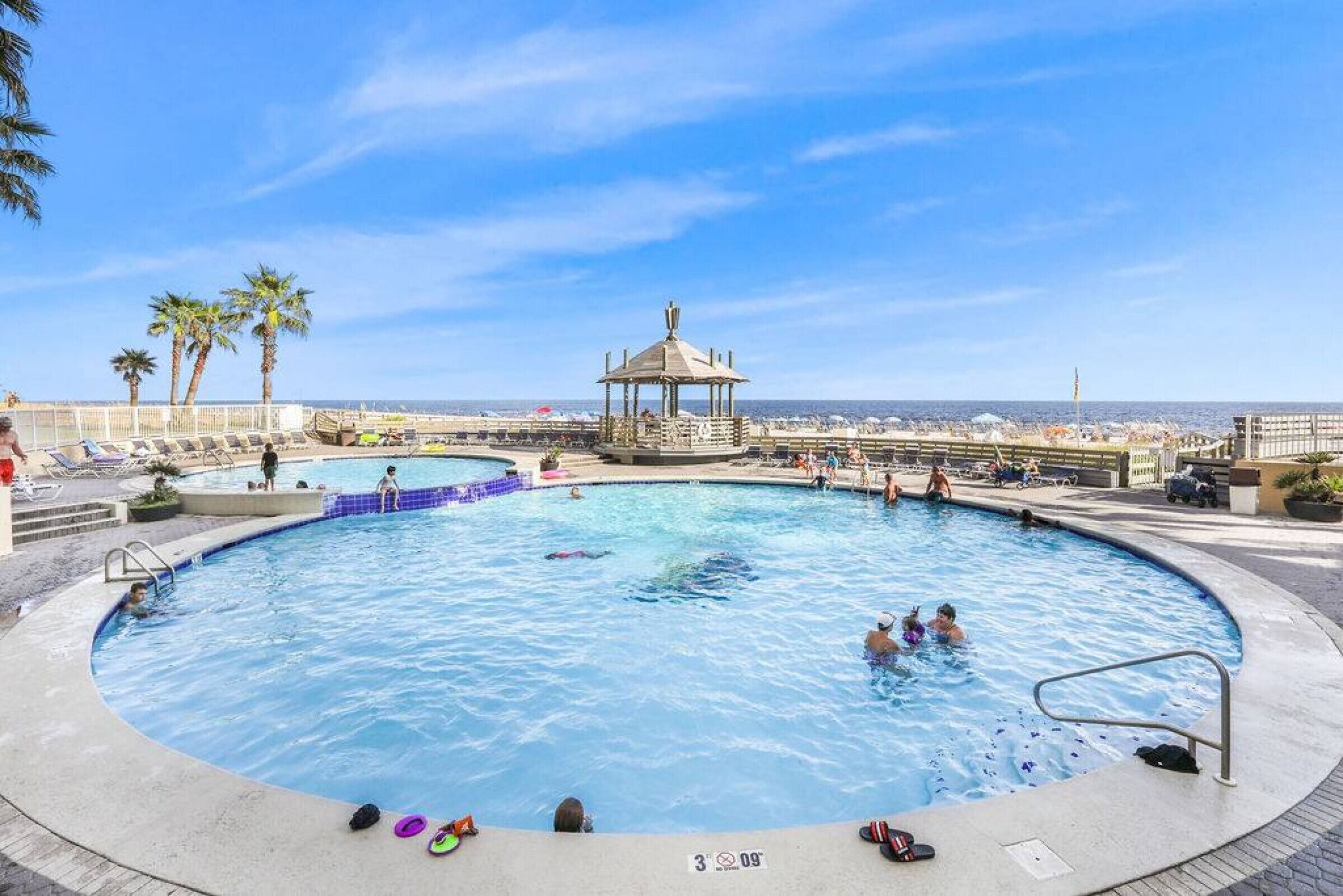 Alberca techada y alberca climatizada