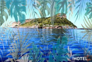 A coastal hotel with a view of a rocky island and calm sea. - Hotel Tea Praia  (Praia a Mare)