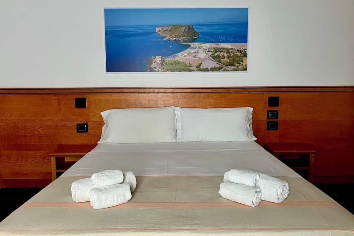 Minibaari, työpöytä, ilmainen Wi-Fi, vuodevaatteet