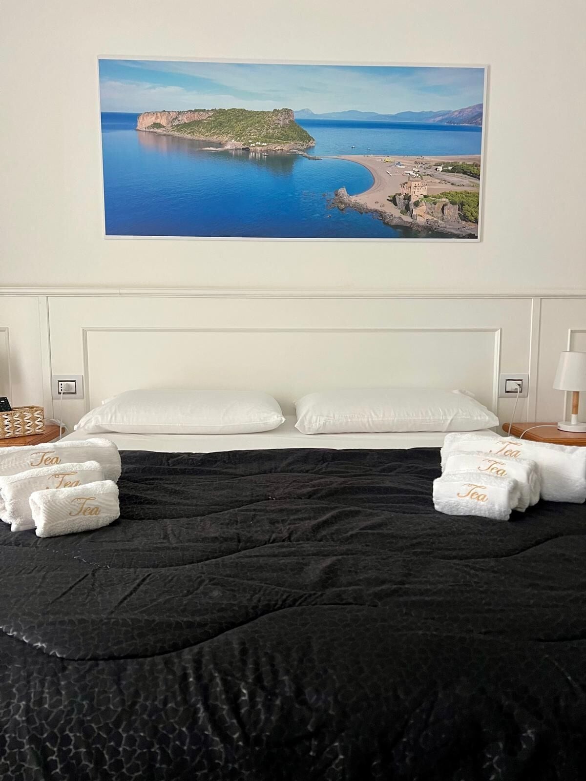 Minibar, desk, free WiFi, bed sheets