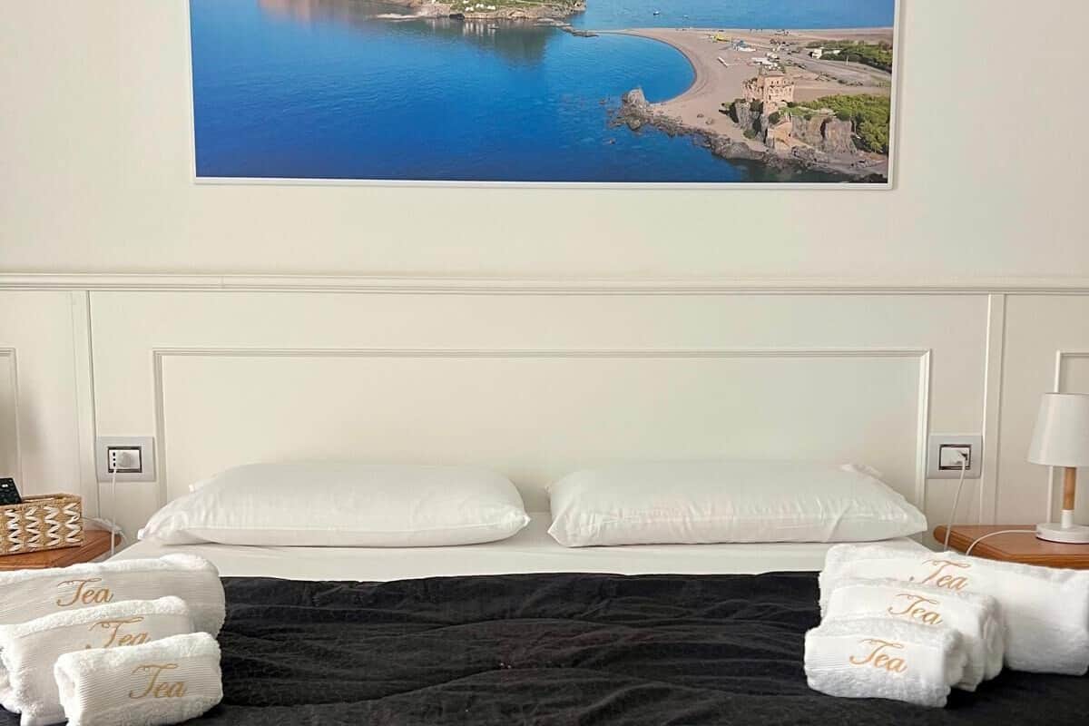 Minibaari, työpöytä, ilmainen Wi-Fi, vuodevaatteet