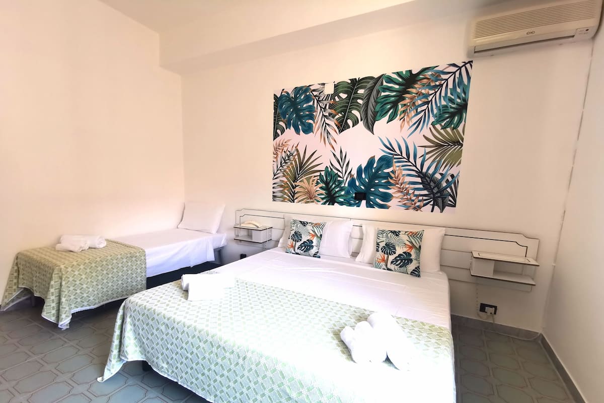 Economy Triple Room | Bar mini, Wi-fi percuma, cadar katil, akses kerusi roda