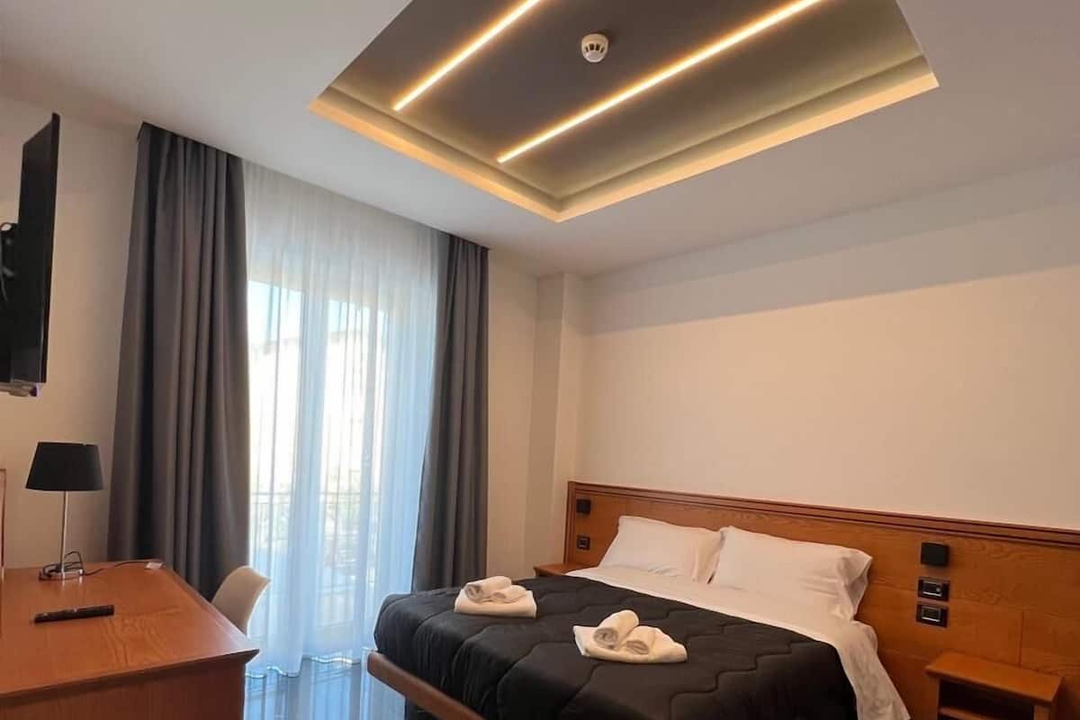 Deluxe Double Room, Balcony | Bar mini, Wi-fi percuma, cadar katil, akses kerusi roda
