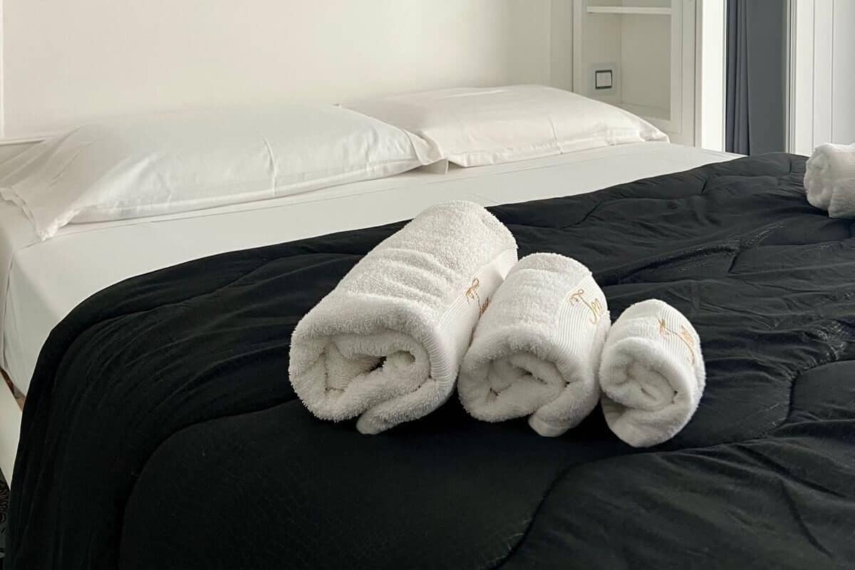 Minibaari, työpöytä, ilmainen Wi-Fi, vuodevaatteet