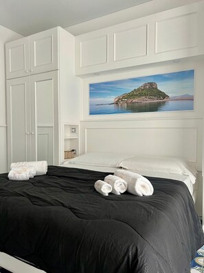 高級三人房 | 迷你吧、書桌、免費無線上網、床單