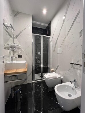 Shower, rainfall showerhead, free toiletries, hair dryer