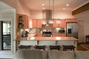 冷蔵庫、電子レンジ、オーブン、コンロ