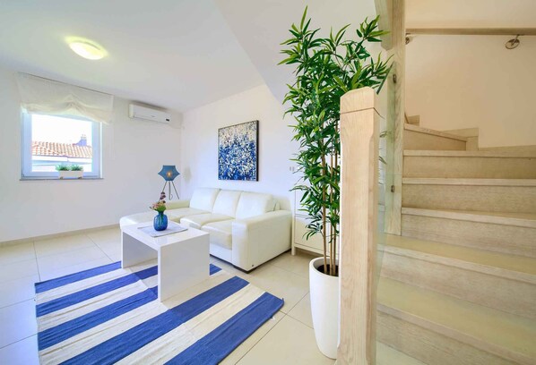 TV - Holiday apartment with balcony and air conditioning (Malinska)