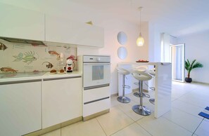 Fridge, oven, stovetop, dishwasher