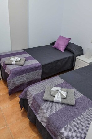 2 bedrooms, iron/ironing board, WiFi, bed sheets - Apartment near the beach with pool and WIFI (I) (Galdar)