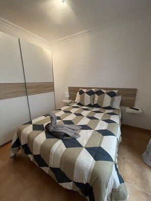 2 bedrooms, iron/ironing board, WiFi, bed sheets - Apartment near the beach with pool and WIFI (I) (Galdar)