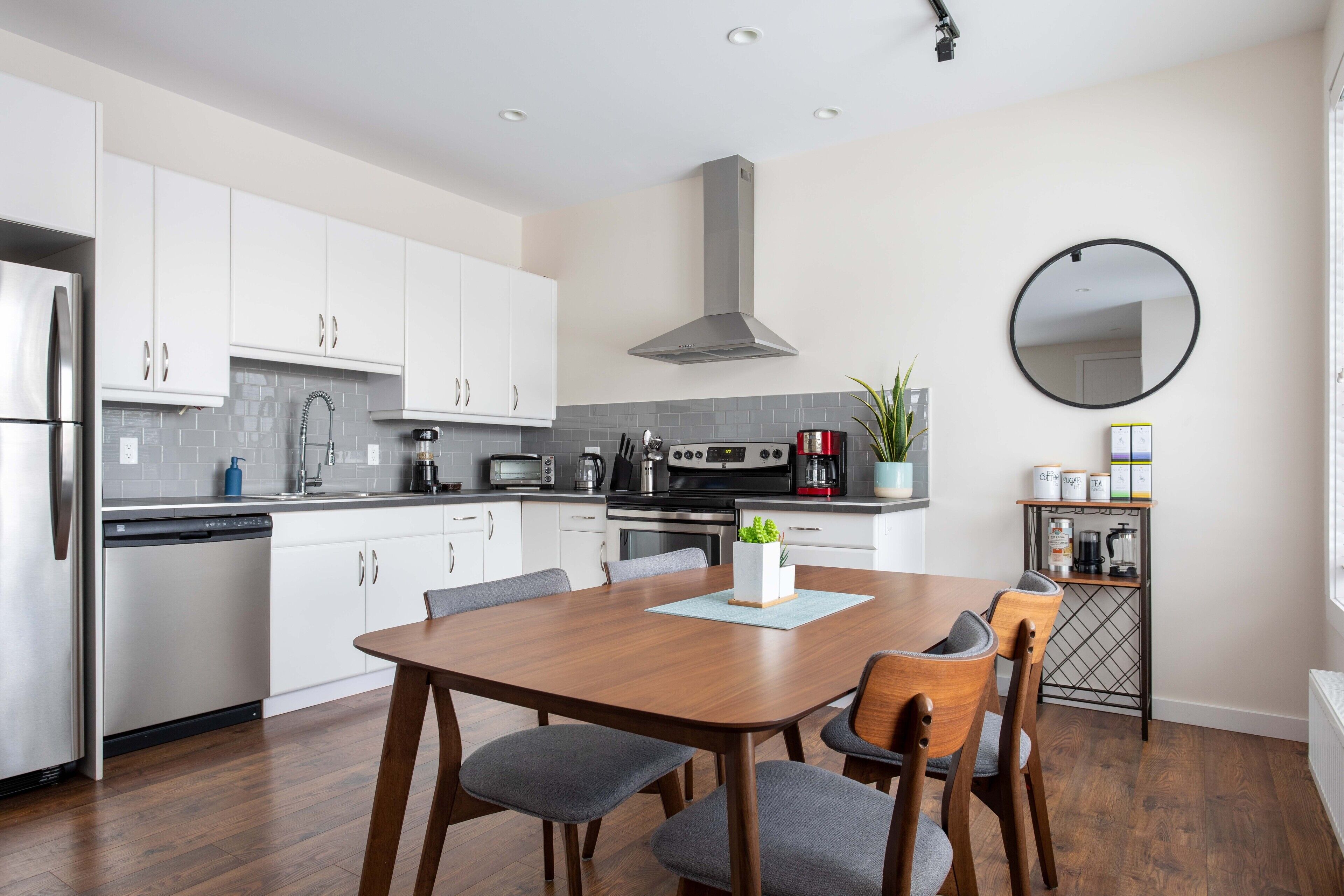 冷蔵庫、オーブン、コンロ、食器洗い機