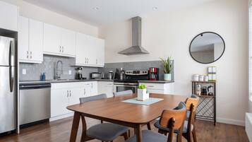 Fridge, oven, stovetop, dishwasher