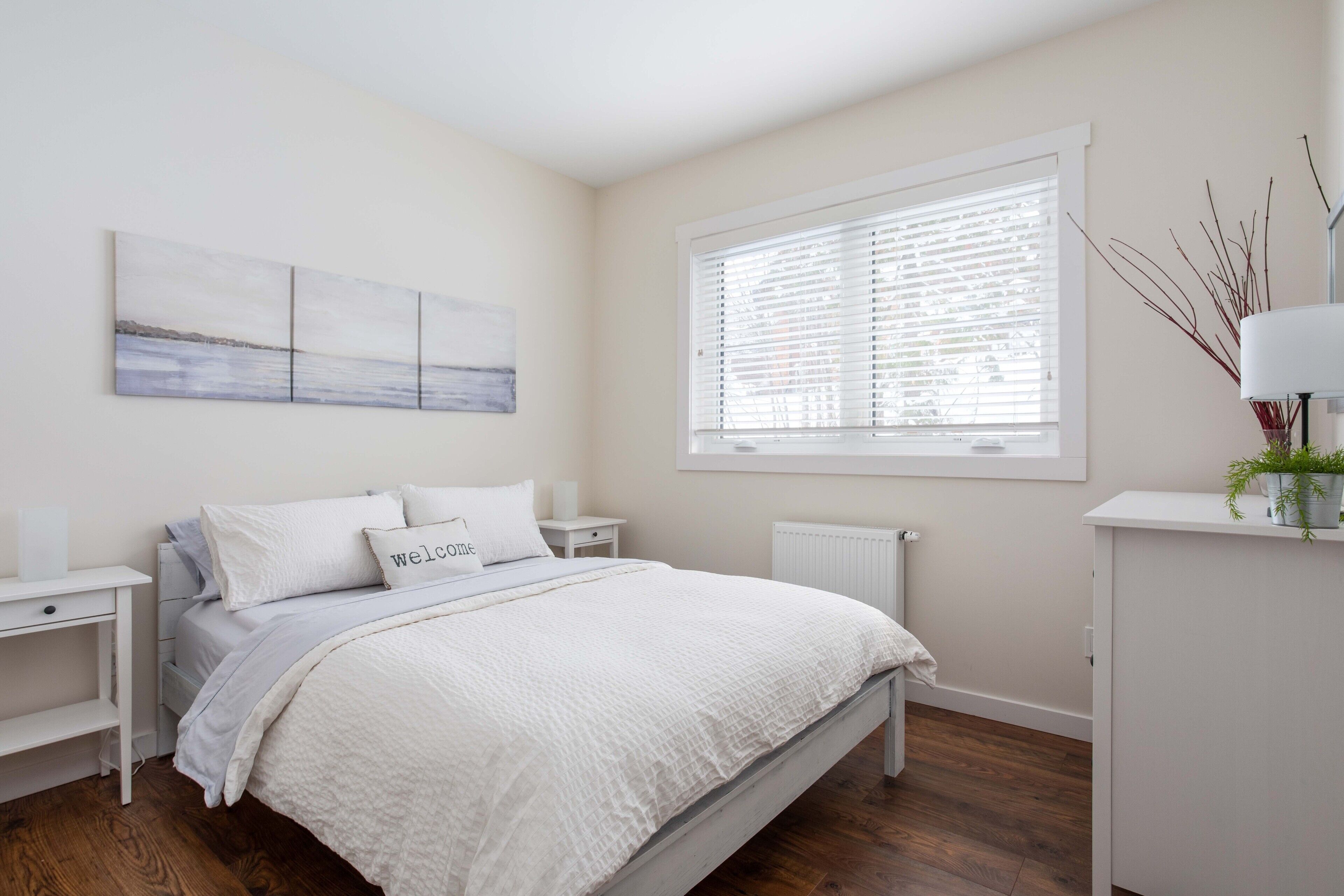 2 quartos, escrivaninha, ferros/tábuas de passar roupa