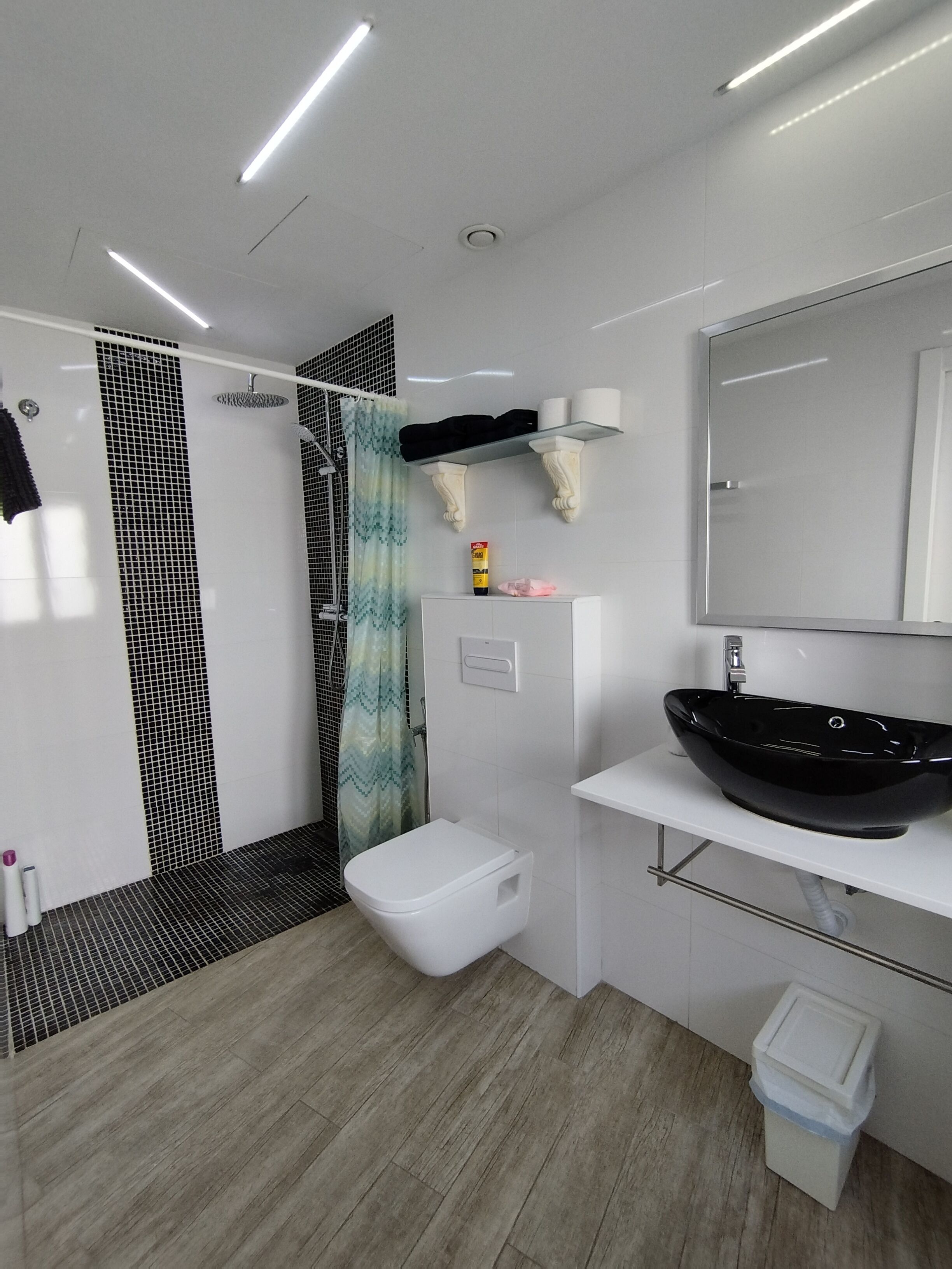 Een douche, een haardroger, handdoeken, zeep