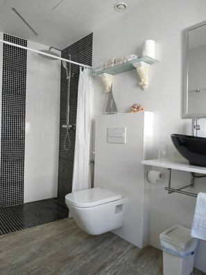 Douche, sèche-cheveux, serviettes fournies, savon